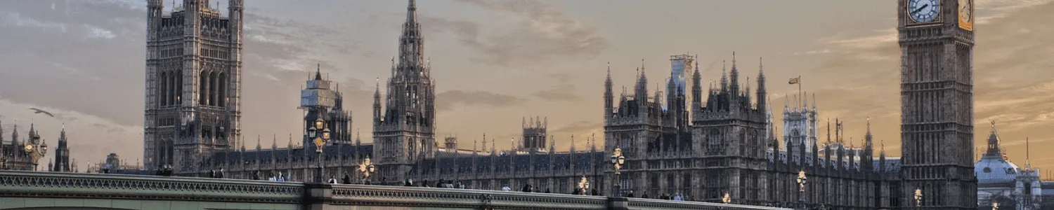 Komfortabler Shuttle-Bus zwischen dem Flughafen London Stansted und der London Liverpool Street Bahnhof
